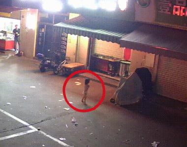 浙江2岁女童穿着尿不湿凌晨独自在大街上跑，包子铺夫妇暖心救助