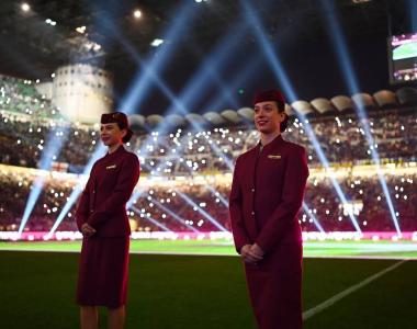国米赛前举行仪式庆祝和卡塔尔航空合作：灯光点亮球场amp;空姐到场