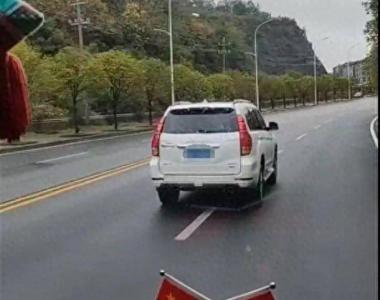 湖南凤凰一旅游客车遭别车被逼停，涉事者疑为当地一国企领导
