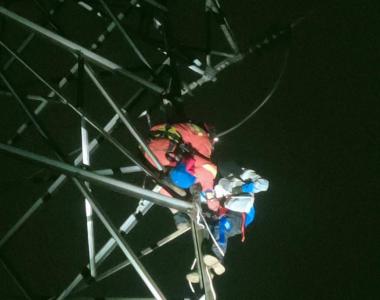 小学生网购设备爬上20米高压塔被困，消防员紧急施救