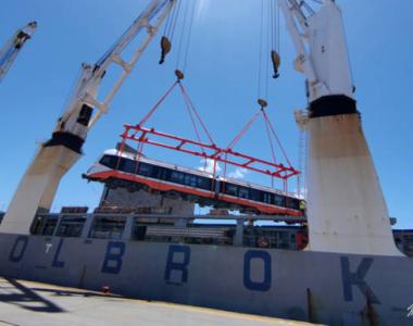 阿根廷港迎来中国重器！中波轮船成功交付中国智造新能源轻轨列车