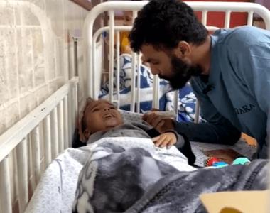 外媒称加沙3岁男孩躲过三次空袭：失去双腿，家人都去世