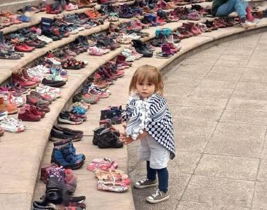 智利总统府门前摆放数百双童鞋，谴责以在加沙谋杀儿童行为