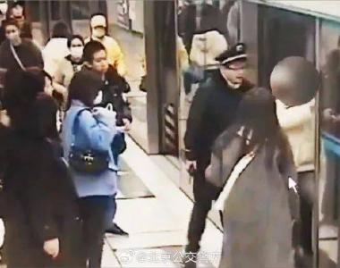 行拘！北京一乘客因纠纷堵门，致地铁延误8分钟