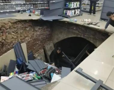 一超市突然塌陷！2人掉进洞中