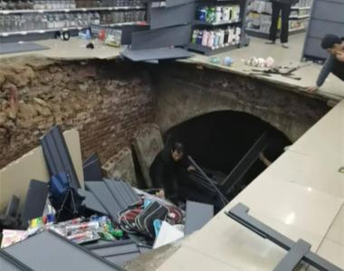 河南一超市开业次日地面塌出大洞，如此离奇的事故应尽快给出权威解释