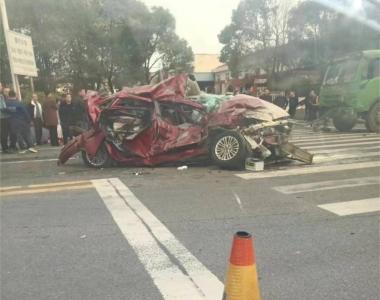 岳阳一红色轿车被撞毁，肇事司机被控制，女司机死亡，两女孩受伤