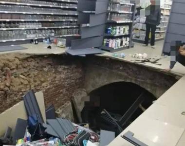 河南一“2元店”开业次日地面坍塌，露出数米深大洞，官方：两人轻微伤