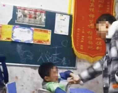 内蒙古一小学老师反复推搡学生胸口，称“就是想吓唬他”，教育局回应