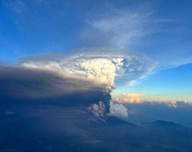 巴布亚新几内亚一座火山喷发 居民撤离航班取消