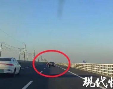 视频疯传！摩托车超车时撞上前车，女骑手坠桥身亡，属实！