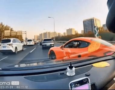女子故意别车，开窗辱骂对方司机20秒！北京警方通报：拘！