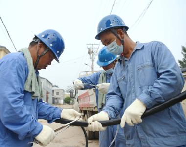 （社会）河北涿州：抢修因灾受损电力设施