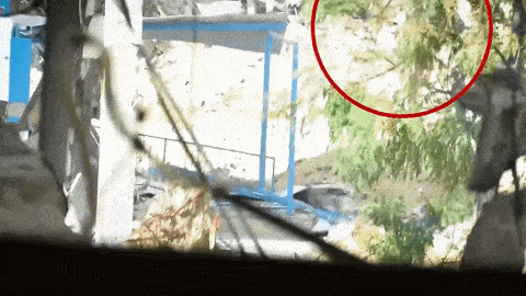 以色列士兵遭哈马斯狙击手伏击，一窝蜂上去救人，没一个人警戒？