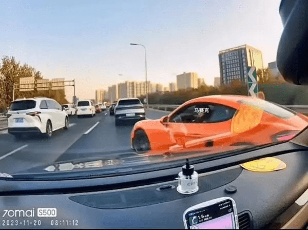 女子故意别车，开窗辱骂对方司机20秒！北京警方通报：拘！